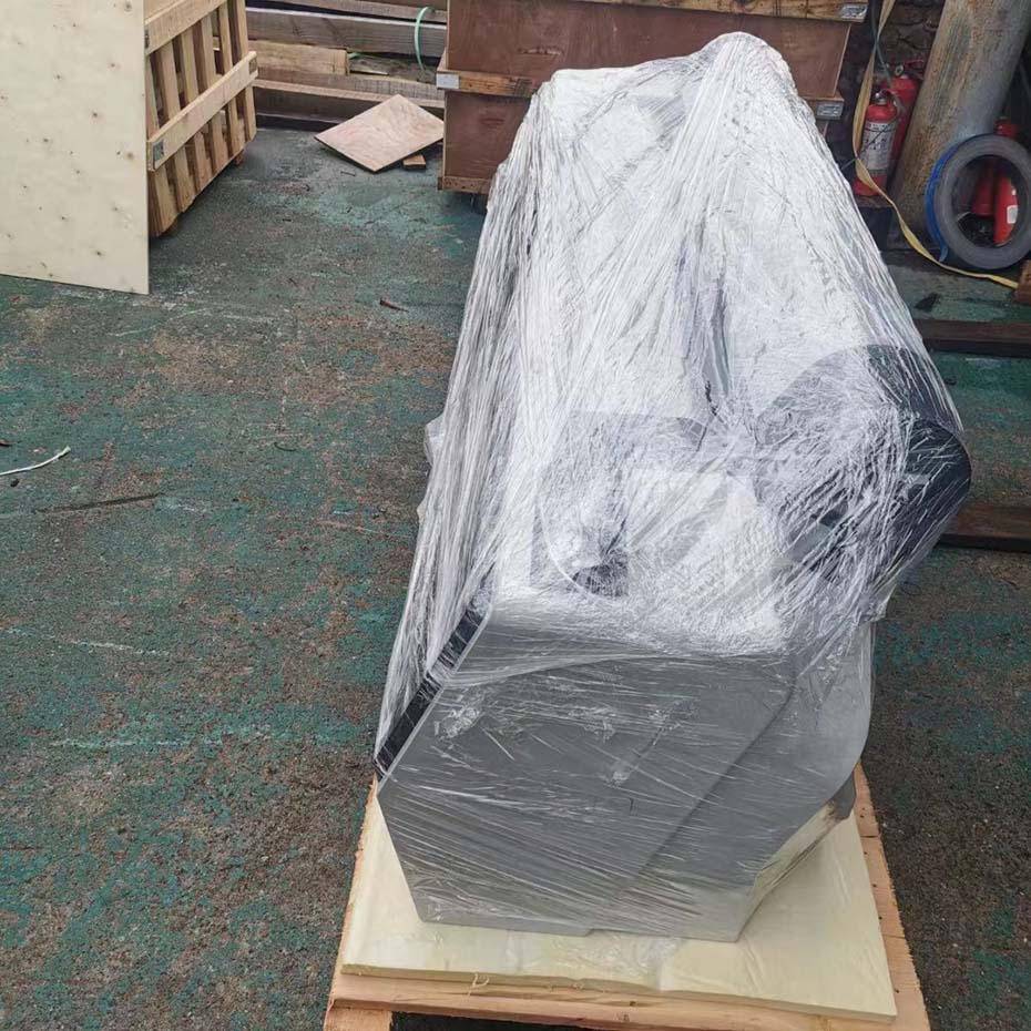 加班打包一臺大幅面菲林打印機(jī)，遠(yuǎn)程安裝